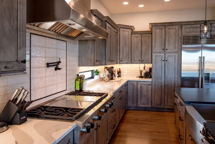 How to Choose the Right Cabinet Color for Your Home 